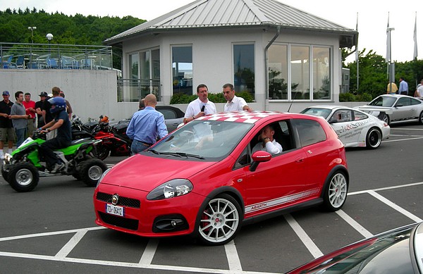 Une attente (parfois longue) à l'entrée du Nürburgring...