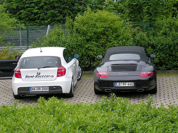 Une voiture de location à l'entrée du Nürburgring