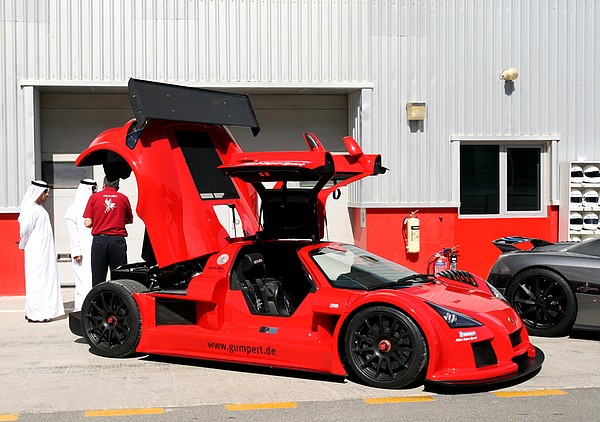 Gumpert Apollo chaussée en Michelin Pilot Super Sport